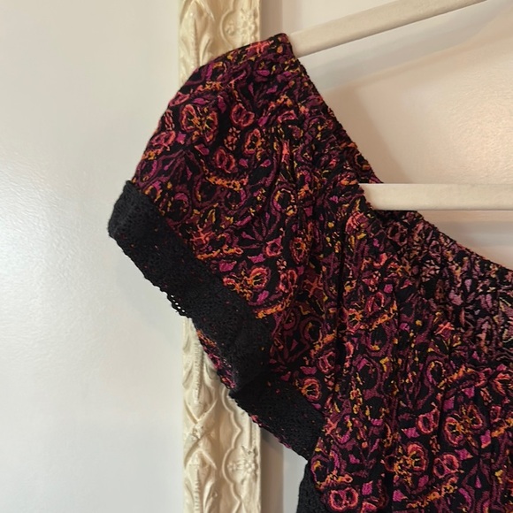 MOSSIMO SUPPLE CO. | Boho Black and Red Floral Blouse Over the Shoulder - Picture 4 of 10